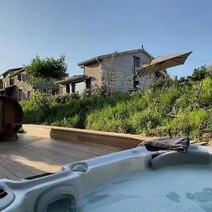 gte-de-charme-pour-couple-avec-sauna-et-jacuzzi-extrieur.hotels-rhonealpes.com/